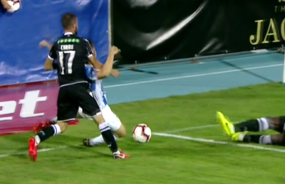 FOTO Fază controversată în Poli Iași - Dinamo » Trebuia dat penalty sau al doilea cartonaș galben?