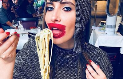 FOTO Ciudățeniile Iuliei Albu » Cele mai bizare poze ale divei de la ”Bravo, ai stil!”