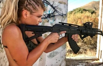 FOTO Cea mai sexy tipă din marina militară a pozat aproape dezbrăcată pentru un calendar HOT