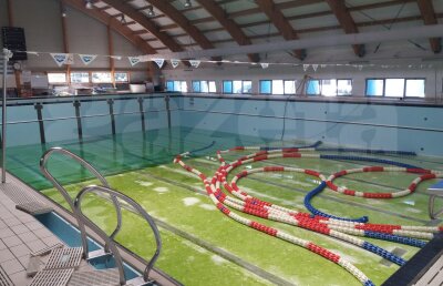 FOTO EXCLUSIV Părinți și antrenori au mers azi la MTS pentru a cere redeschiderea bazinului acoperit de la "Lia Manoliu": "S-a rezolvat, nu se poate!" » Imagini horror cu bazinele de la "Lia Manoliu" și Olimpia