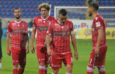 Fanii lui Dinamo i-au băgat în ședință pe jucători! Mesaj categoric la meciul cu Botoșani! Bannerul care a apărut în peluză 