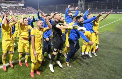 VIDEO Fiesta "tricoloră" cu manele și Gianna Nannini » Ce s-a întâmplat aseară în autocarul României U21 