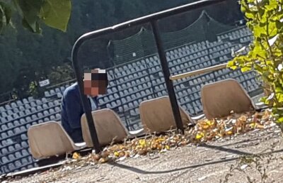 VIDEO + FOTO EXCLUSIV Imagini halucinante de pe stadionul Sportul: GSP a inspectat arena și a dat de un om care se droga în tribune :O
