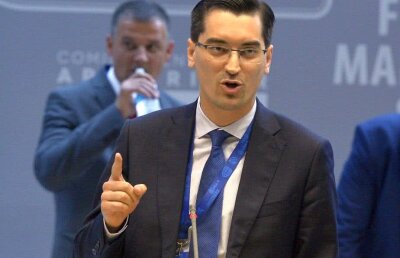 FOTO Răzvan Burleanu și-a luat iubita la meciul României U21 » Imagini inedite: cum arată partenera președintelui de la FRF