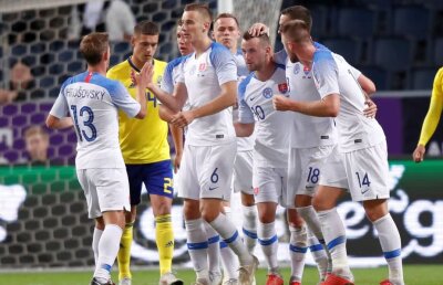 Cutremur la națională! 7 jucători au fugit din cantonament și au petrecut în oraș » Selecționerul și-a dat demisia!