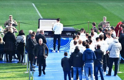 CORESPONDENȚĂ DIN CRAIOVA // FOTO Unite de tragedie » Cele două Universități au lăsat deoparte războiul la înmormântare: "Astăzi a fost zi de pace. Un armistițiu semnat post-mortem de Ilie Balaci"