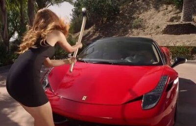 VIDEO L-a respins dintr-un motiv rasist, însă când a văzut ce mașină are a vrut imediat să iasă cu el