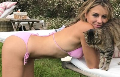 FOTO Elizabeth Hurley, apariție mai sexy ca niciodată într-un costum de baie minuscul!