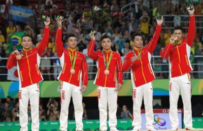 Echipa Chinei a câștigat aurul la CM de la Doha. Titlul mondial a fost decis la ultimul aparat, bara fixă, chinezii depășindu-i la final pe ruși cu doar 0, 049 puncte 