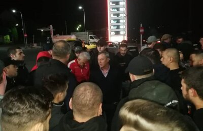 VIDEO ȘOCANT Urmărire ca în filme! Ultrașii dinamoviști au oprit autocarul lui Dinamo în trafic: "Jos din scaune!"