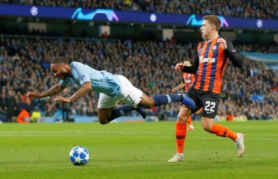 Gest frumos după penalty-ul halucinant » Sterling i-a cerut scuze arbitrului pentru faultul imaginar. Șahtior protestează: "Kassai e ridicol"