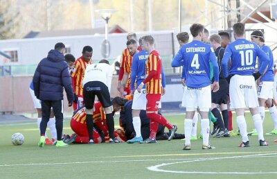 VIDEO Atenție, IMAGINI HORROR! Pe cine aduci, Rednic? Fundașul Diarra s-a prăbușit pe gazon la fel ca Ekeng. Scene șocante cu africanul dorit să întărească apărarea lui Dinamo