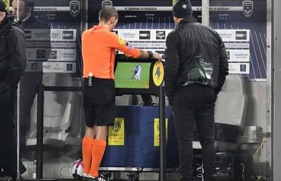 GALERIE FOTO Gafă incredibilă a arbitrului care l-a înlocuit pe Hațegan la Mondial » A eliminat un jucător, apoi l-a readus de la cabine ca să-i dea galben!