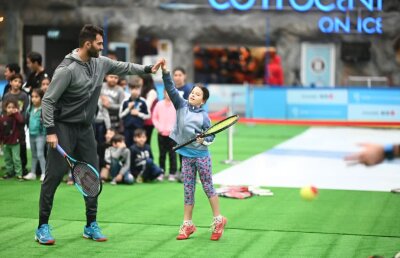 GALERIE FOTO Horia Tecău a jucat tenis pe gheață cu micii sportivi din Capitală
