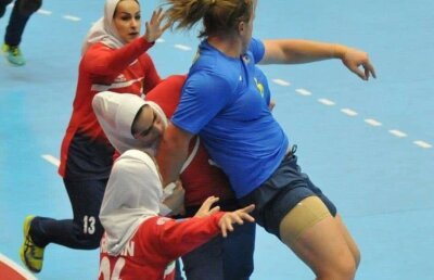 FOTO INCREDIBIL! România va înfrunta un fost rugbist la CM de handbal feminin » Cântărește 113 kg și a iscat un scandal URIAȘ