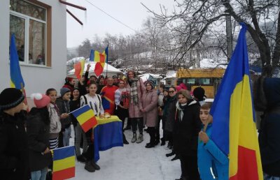 Crina Pintea a vizitat locurile copilăriei » A fost primită cu pâine și sare