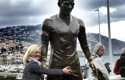 FOTO Henț! Statuia lui Ronaldo și-a schimbat culoarea în zona intimă: "Parcă nu aveați voie cu mâna în zona de pedeapsă" :) 