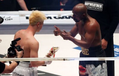 Mayweather vs Nasukawa // Japonezul demolat de Mayweather se înclină în fața americanului: "Abia acum i-am înțeles măreția"