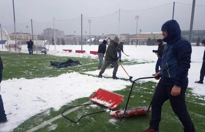 FOTO Suporterii lui ASU Poli Timișoara au deszăpezit terenul pentru jucători
