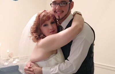 Un tânăr de 19 ani a renunțat la iubita lui de 77 ani pentru a se căsători cu o femeie în vârstă de 72 ani