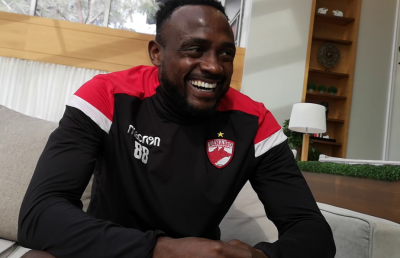 DINAMO // VIDEO EXCLUSIV „Spuneți ce credeți, sunt gras?” » Simon Zenke a făcut show în cantonamentul lui Dinamo: s-a dezbrăcat și și-a arătat mușchii!