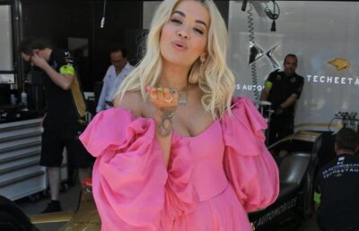 FOTO Rita Ora e fascinată de sport » A avut o aventură cu fiul lui Beckham și a fost la o cursă auto