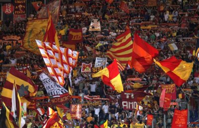 FOTO Ultrașii lui AS Roma nu mai suportă umilințele » Au atacat jucătorii la ultimul antrenament! Pereții casei unui star, pictați cu mesaje amenințătoare