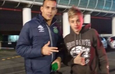 „S-au reîntâlnit în cer” » Povestea unei imagini impresionante: portarii care au murit la diferență de 2 ani, în tragedii imense