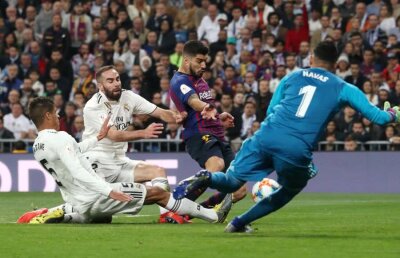 REAL MADRID - BARCELONA 0-3 // FOTO Genunchi franjuri! Imagine groaznică: autogol și autoaccidentare pentru Varane