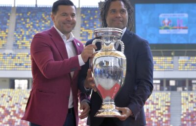 FOTO Moment jenant cu selecționerul Cosmin Contra la evenimentul desfășurat la Arena Națională