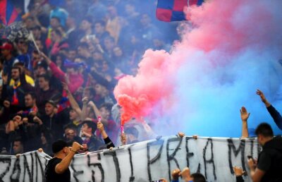 FCSB -  CS U CRAIOVA 3-2 // FOTO + VIDEO Atmosferă încinsă la derby: nervi, fumigene și culoare + ultrașii steliști l-au atacat pe Gică Craioveanu » Cele mai tari imagini