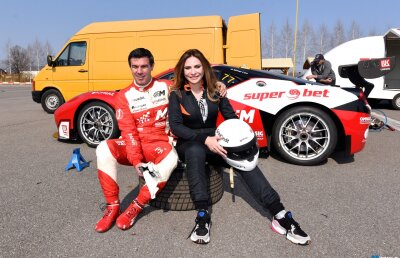 FOTO Eleganță cu mulți cai putere! Mihai Leu a plimbat-o pe Adina Buzatu cu mașina de curse