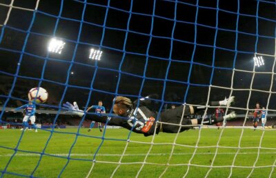 NAPOLI - GENOA 1-1 // Ionuț Radu are Italia la picioare! Nota 7 în Corriere dello Sport după ce a salvat Grifonul pe San Paolo: „Punctul obţinut are forma mănuşilor lui”