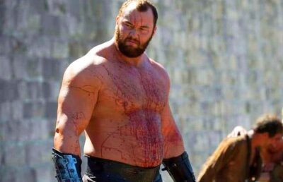 GAME OF THRONES // „The Mountain” din Game of Thrones, desemnat cel mai puternic om din Europa pentru a 5-a oară! Imagini cu colosul de 2.05 metri alături de superba lui soție