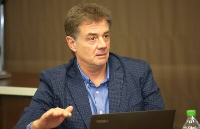 O frază a lui Vassaras l-a lăsat mască pe Ovidiu Ioanițoaia: „Om fi noi creduli, dar nu atât de fraieri! Se umple de ridicol”