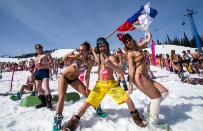 FOTO HOT Pârtia pe care se schiază doar în bikini: sute de schiori renunță la haine!