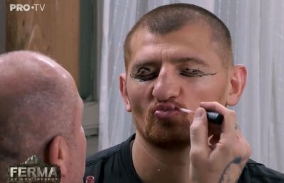 GALERIE FOTO Imagini antologice la „Ferma” » Cătălin Moroșanu, machiat și dat cu ruj de Cătălin Zmărăndescu! Reacția genială a lui Daniel Ghiță