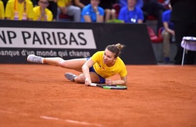 SIMONA HALEP - CAROLINE GARCIA // FOTO Momente tensionate în finalul primului set: Halep, plină de nervi după ce a alunecat pe zgură + Francezii au huiduit-o!