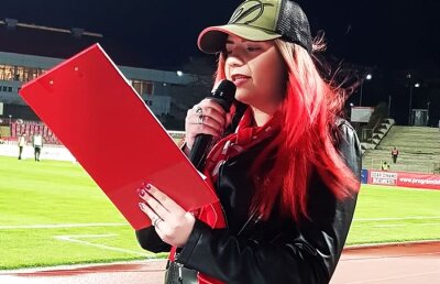 DINAMO // VIDEO Cine e Alexandra Stîngă, prima femeie crainic din Liga 1 + Imagini nedifuzate cu momentul istoric de pe stadionul Dinamo