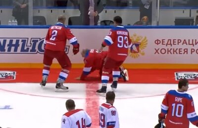 VIDEO+FOTO Care ai tras covorul? Imagini PENIBILE din Rusia: Vladimir Putin s-a prăbușit pe patinoar, după ce a fost lăsat să înscrie de 8 ori! :D