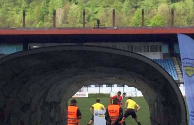 FOTO Imagini inedite din Liga 2: Alexandru Tudor nu se dezminte » De unde a urmărit meciul la care a fost observator + jandarmii, nevoiți să intervină