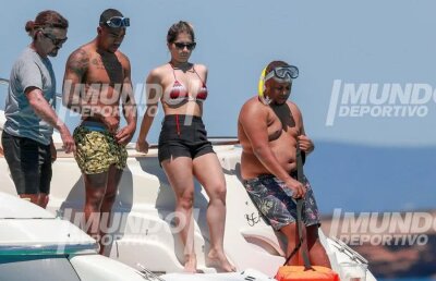 FOTO Malcom, brazilianul de la Barcelona, și iubita sa, Leticia, și-au făcut de cap în Ibiza! Fotografii spanioli i-au surprins pe un iaht