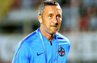 FOTO Mihai Stoica, așa cum nu l-ai mai văzut » Imagine rară: licean rebel, la costum și cu țigara în colțul gurii :D