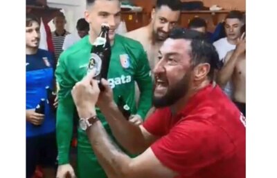 CHINDIA TÂRGOVIȘTE - METALOGLOBUS 2-1 // VIDEO Baie cu bere și petrecere pe manele la Târgoviște: „Liga 1, uită-te, Chindia se apropie!”