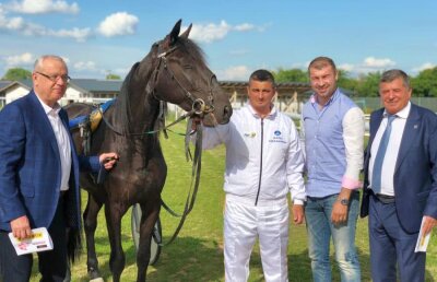 Spectator de lux la hipodrom » Lucian Bute vrea să-și cumpere un cal :) 