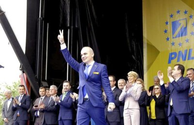 Tolontan: Cum îl recomandă Inițiativa România pe Rareș Bogdan drept model la capitolul «integritate» 