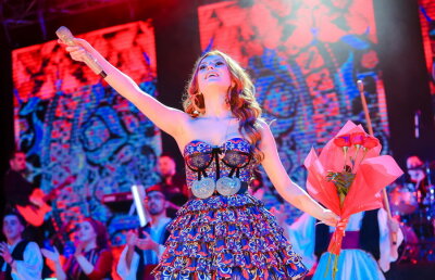 GALERIE FOTO & VIDEO Elena Gheorghe a făcut show cu muzică armânească! Melodie dedicată Simonei Halep și Gheorghe Hagi