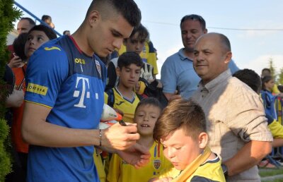 FOTO + VIDEO Jucătorii lui Contra, gest superb de Ziua Copilului » Ce au făcut „tricolorii” la antrenamentul de sâmbătă de la Mogoșoaia