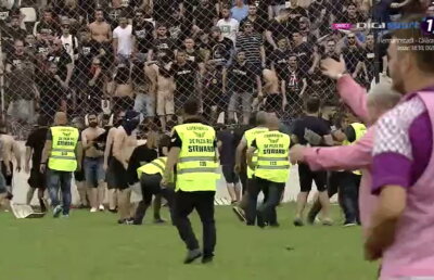 VIDEO + FOTO Scene de NEIMAGINAT în CSA Steaua - Carmen! Fanii din Peluza SUD s-au bătut pe teren cu forțele de ordine: imagini de o violență extremă