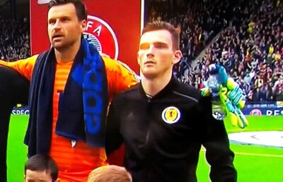 FOTO Cea mai ciudată fază din preliminariile EURO 2020! Imaginea a devenit virală: „De ce are Robertson un papagal pe umăr?”